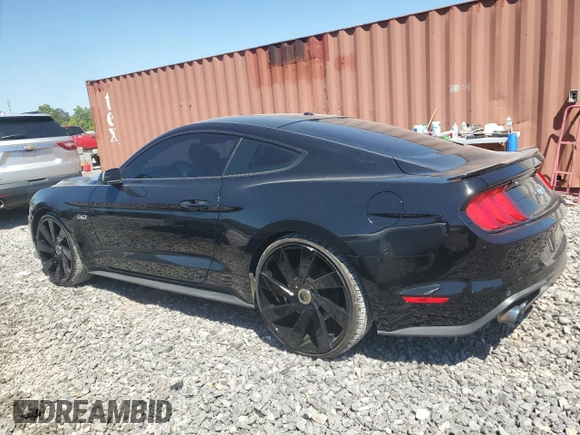 2018 Ford Mustang GT z VIN 1FA6P8CF0J5179879, wystawiony jako Copart lot #57986645 z przebiegiem 63 354 mil mil oraz Szkody całkowita. Historia ofert i sprzedaży dostępna na DreamBid. Obrazek 2.