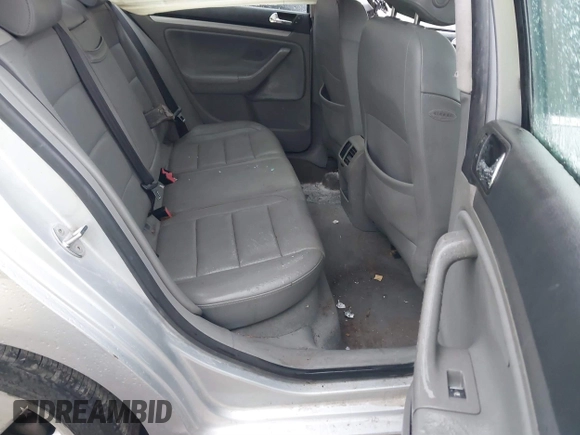 2005 Volkswagen Jetta 2.5L с VIN 3VWRF71K35M637013, выставлен на аукционе IAAI как лот 40970119 с пробегом 214 426 миль миль и . История ставок и продаж доступна на DreamBid. Изображение 8.