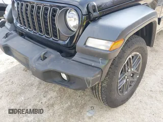 2024 Jeep Wrangler Sport S z VIN 1C4PJXDNXRW253072, wystawiony jako IAAI lot #41878513 z przebiegiem 15 976 mil mil oraz . Historia ofert i sprzedaży dostępna na DreamBid. Obrazek 6.