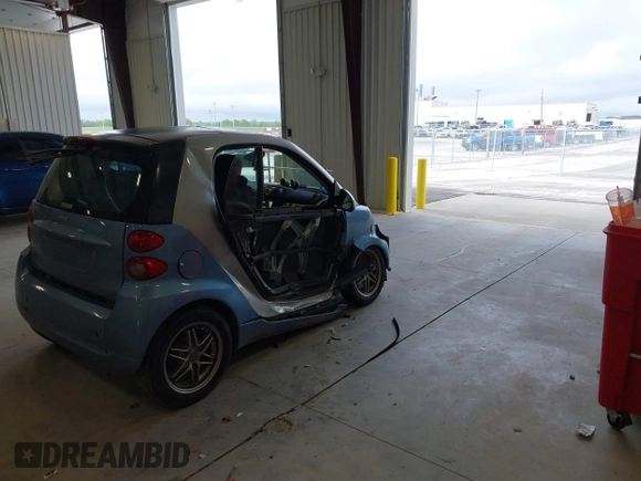 2011 Smart fortwo Pure z VIN WMEEJ3BA9BK432217, wystawiony jako IAAI lot #42145887 z przebiegiem 135 480 mil mil oraz . Historia ofert i sprzedaży dostępna na DreamBid. Obrazek 4.