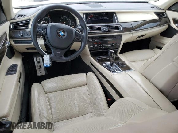 2015 BMW 7 Series 750Li z VIN WBAYE8C56FD781213, wystawiony jako Copart lot #55843955 z przebiegiem 63 899 mil mil oraz Szkoda całkowita • Salvage title. Historia ofert i sprzedaży dostępna na DreamBid. Obrazek 8.