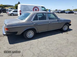 1984 Mercedes-Benz 300 D с VIN WDBAB33A2EA034753, выставлен на аукционе Copart как лот 61304335 с пробегом 172 402 миль миль и Чистый • Clean title. История ставок и продаж доступна на DreamBid. Изображение 3.
