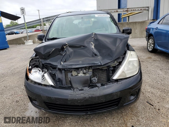 2009 Nissan Versa S z VIN 3N1BC13E19L447131, wystawiony jako Copart lot #54858845 z przebiegiem 190 029 mil mil oraz Nie do naprawy • Non repairable. Historia ofert i sprzedaży dostępna na DreamBid. Obrazek 5.