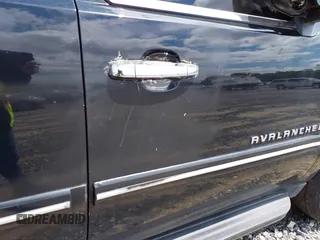 2008 Chevrolet Avalanche LTZ z VIN 3GNFK12318G241601, wystawiony jako IAAI lot #42268422 z przebiegiem 154 345 mil mil oraz . Historia ofert i sprzedaży dostępna na DreamBid. Obrazek 15.
