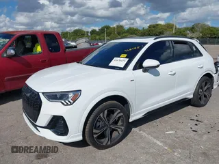2024 Audi Q3 S line Premium Plus z VIN WA1EECF39R1136414, wystawiony jako IAAI lot #41676419 z przebiegiem 7824 mil mil oraz . Historia ofert i sprzedaży dostępna na DreamBid. Obrazek 2.