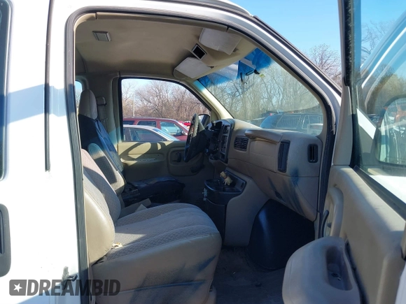 2001 Chevrolet City Express Cargo z VIN 1GNGG25R911208054, wystawiony jako IAAI lot #40999785 z przebiegiem 238 227 mil mil oraz . Historia ofert i sprzedaży dostępna na DreamBid. Obrazek 5.