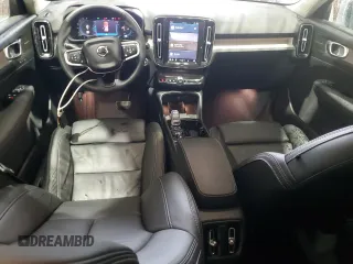 2023 Volvo XC40 Ultimate Dark Theme z VIN YV4L12UX3P2952998, wystawiony jako Copart lot #52724585 z przebiegiem 5578 mil mil oraz Tytuł czysty. Historia ofert i sprzedaży dostępna na DreamBid. Obrazek 8.