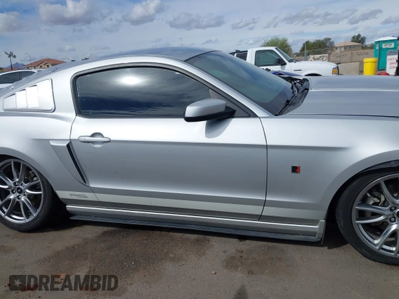 2013 Ford Mustang V6 z VIN 1ZVBP8AM2D5262788, wystawiony jako IAAI lot #41782437 z przebiegiem 54 013 mil mil oraz . Historia ofert i sprzedaży dostępna na DreamBid. Obrazek 14.