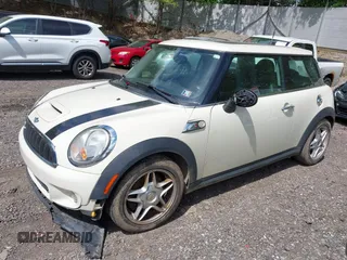 2008 MINI Hardtop S z VIN WMWMF73528TV39498, wystawiony jako IAAI lot #42308127 z przebiegiem 140 500 mil mil oraz . Historia ofert i sprzedaży dostępna na DreamBid. Obrazek 2.