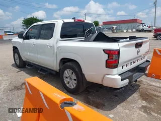 2024 Nissan Frontier SV z VIN 1N6ED1EK9RN633202, wystawiony jako IAAI lot #42227535 z przebiegiem 26 224 mil mil oraz . Historia ofert i sprzedaży dostępna na DreamBid. Obrazek 3.