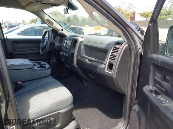 2018 Ram 1500 Express z VIN 1C6RR6KT7JS350875, wystawiony jako IAAI lot #42259123 z przebiegiem 138 116 mil mil oraz . Historia ofert i sprzedaży dostępna na DreamBid. Obrazek 5.