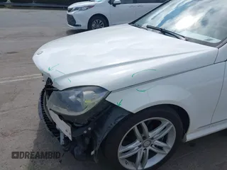 2014 Mercedes-Benz C 300 Sport z VIN WDDGF8AB0EA941628, wystawiony jako IAAI lot #41907802 z przebiegiem 88 812 mil mil oraz . Historia ofert i sprzedaży dostępna na DreamBid. Obrazek 18.