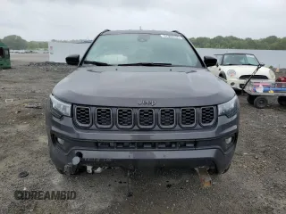 2024 Jeep Compass Latitude z VIN 3C4NJDBN8RT120485, wystawiony jako Copart lot #57960485 z przebiegiem 7 677 mil mil oraz Szkoda całkowita • Salvage title. Historia ofert i sprzedaży dostępna na DreamBid. Obrazek 5.