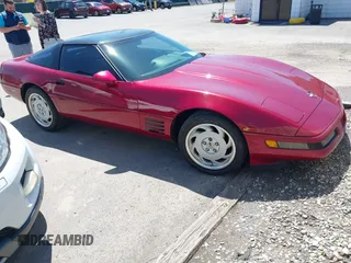 1992 Chevrolet Corvette with VIN 1G1YY23P4N5102033, listed as a IAAI auction lot 42146635 with 67,766 mi miles. Bid and sale history available at carsss.com. Image 1.