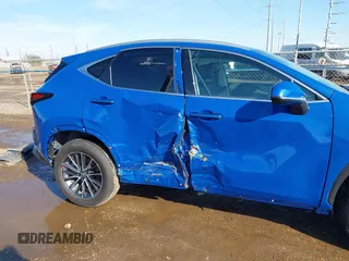 2025 Lexus NX 250 Premium z VIN 2T2GDCAZ4SC020337, wystawiony jako IAAI lot #41402339 z przebiegiem 7 657 mil mil oraz . Historia ofert i sprzedaży dostępna na DreamBid. Obrazek 6.