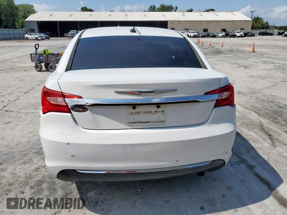 2013 Chrysler 200 LX z VIN 1C3CCBAB6DN763329, wystawiony jako Copart lot #58953035 z przebiegiem 162 879 mil mil oraz Szkoda całkowita • Salvage title. Historia ofert i sprzedaży dostępna na DreamBid. Obrazek 6.