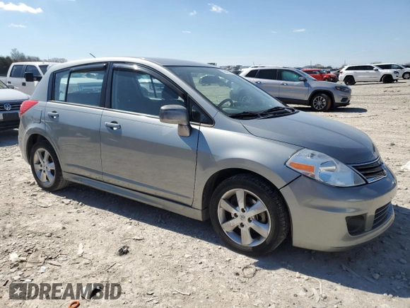 2011 Nissan Versa SL z VIN 3N1BC1CP1BL507254, wystawiony jako Copart lot #50992275 z przebiegiem 93 679 mil mil oraz Czysty tytuł • Clean title. Historia ofert i sprzedaży dostępna na DreamBid. Obrazek 4.