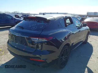 2022 Maserati Levante Modena S z VIN ZN661ZUM0NX400467, wystawiony jako IAAI lot #41294140 z przebiegiem 93 148 mil mil oraz . Historia ofert i sprzedaży dostępna na DreamBid. Obrazek 4.