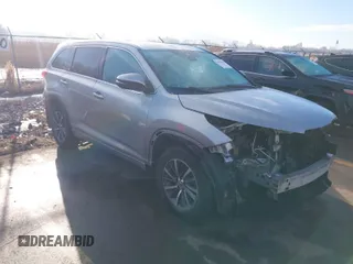 2018 Toyota Highlander SE z VIN 5TDJZRFH7JS524983, wystawiony jako IAAI lot #41632655 z przebiegiem 211 140 mil mil oraz . Historia ofert i sprzedaży dostępna na DreamBid. Obrazek 1.
