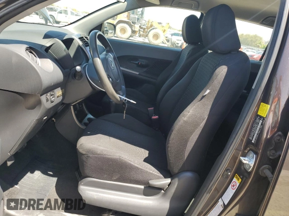 2011 Scion xD z VIN JTKKU4B44B1010587, wystawiony jako Copart lot #55654225 z przebiegiem 87 926 mil mil oraz Szkody całkowita. Historia ofert i sprzedaży dostępna na DreamBid. Obrazek 7.
