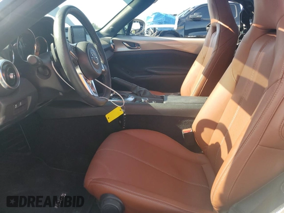 2023 Mazda MX-5 Miata Grand Touring z VIN JM1NDAM70P0551336, wystawiony jako Copart lot #54984385 z przebiegiem 10 948 mil mil oraz Szkoda całkowita • Salvage title. Historia ofert i sprzedaży dostępna na DreamBid. Obrazek 7.