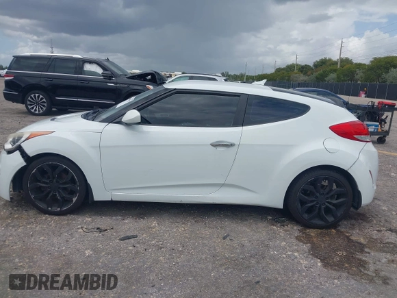 2015 Hyundai Veloster z VIN KMHTC6AD7FU222377, wystawiony jako IAAI lot #42000787 z przebiegiem 150 582 mil mil oraz . Historia ofert i sprzedaży dostępna na DreamBid. Obrazek 14.
