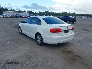 2013 Volkswagen Jetta SE z VIN 3VWDX7AJ2DM365888, wystawiony jako IAAI lot #42619730 z przebiegiem 134 594 mil mil oraz . Historia ofert i sprzedaży dostępna na DreamBid. Obrazek 3.