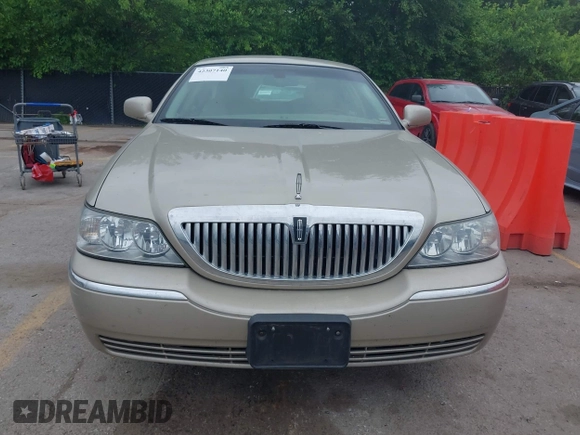 2009 Lincoln Town Car Signature Limited z VIN 2LNHM82V49X617314, wystawiony jako IAAI lot #42307140 z przebiegiem 85 385 mil mil oraz . Historia ofert i sprzedaży dostępna na DreamBid. Obrazek 6.