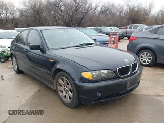2005 BMW 3 Series 325i with VIN WBAEV33445KW16557, listed as a IAAI auction lot 41563840 with 228,001 mi miles. Bid and sale history available at carsss.com. Image 1.