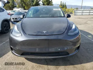 2024 Tesla Model Y Long Range z VIN 7SAYGAEE0RF021084, wystawiony jako Copart lot #51973285 z przebiegiem 25 990 mil mil oraz Szkoda całkowita • Salvage title. Historia ofert i sprzedaży dostępna na DreamBid. Obrazek 5.