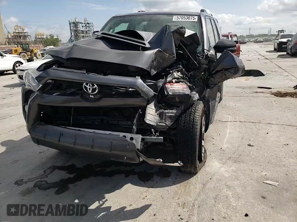 2018 Toyota 4Runner SR5 z VIN JTEBU5JR6J5485820, wystawiony jako Copart lot #57053075 z przebiegiem Nie podano mil oraz Szkoda całkowita • Salvage title. Historia ofert i sprzedaży dostępna na DreamBid. Obrazek 14.
