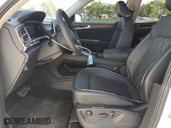2024 Volkswagen Atlas SEL Premium R-Line with VIN 1V2FR2CA5RC578069, listed as a Copart auction lot 61581875 with 18,134 mi miles and Salvage title. Bid and sale history available at DreamBid. Image 7.