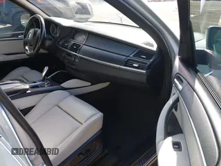 2010 BMW X5 M z VIN 5YMGY0C57ALK25120, wystawiony jako IAAI lot #41473632 z przebiegiem 78 923 mil mil oraz . Historia ofert i sprzedaży dostępna na DreamBid. Obrazek 5.