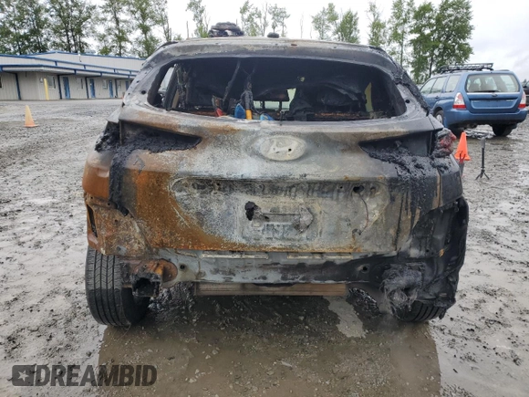 2021 Hyundai Kona SE z VIN KM8K12AA8MU742150, wystawiony jako Copart lot #56840555 z przebiegiem 67 371 mil mil oraz Szkoda całkowita • Salvage title. Historia ofert i sprzedaży dostępna na DreamBid. Obrazek 6.