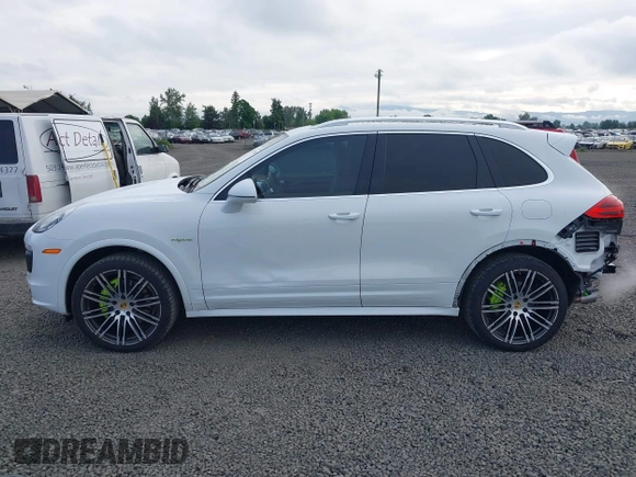 2016 Porsche Cayenne S E-Hybrid z VIN WP1AE2A22GLA17486, wystawiony jako IAAI lot #42229641 z przebiegiem 91 642 mil mil oraz . Historia ofert i sprzedaży dostępna na DreamBid. Obrazek 15.