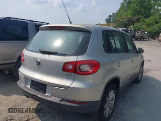 2010 Volkswagen Tiguan Wolfsburg Edition z VIN WVGAV7AX4AW516107, wystawiony jako IAAI lot #42399809 z przebiegiem 91 780 mil mil oraz . Historia ofert i sprzedaży dostępna na DreamBid. Obrazek 4.