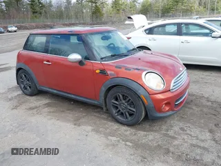 2011 MINI Hardtop z VIN WMWSU3C54BTX96143, wystawiony jako IAAI lot #41854987 z przebiegiem 102 743 mil mil oraz . Historia ofert i sprzedaży dostępna na DreamBid. Obrazek 1.