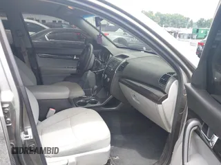 2013 Kia Sorento LX z VIN 5XYKT3A6XDG409434, wystawiony jako IAAI lot #42628868 z przebiegiem 161 972 mil mil oraz . Historia ofert i sprzedaży dostępna na DreamBid. Obrazek 5.