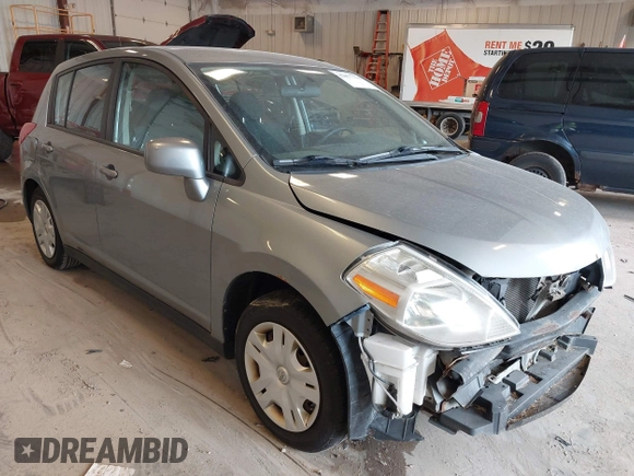 2010 Nissan Versa S z VIN 3N1BC1CP2AL390914, wystawiony jako IAAI lot #42475906 z przebiegiem 124 700 mil mil oraz . Historia ofert i sprzedaży dostępna na DreamBid. Obrazek 1.