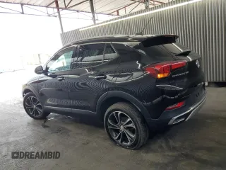 2021 Buick Encore GX Essence z VIN KL4MMFSL2MB153547, wystawiony jako Copart lot #64691745 z przebiegiem 126 665 mil mil oraz Czysty tytuł • Clean title. Historia ofert i sprzedaży dostępna na DreamBid. Obrazek 2.