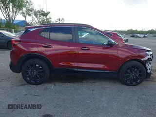 2024 Buick Encore GX Sport Touring z VIN KL4AMDSL2RB008247, wystawiony jako IAAI lot #41924176 z przebiegiem 7 663 mil mil oraz . Historia ofert i sprzedaży dostępna na DreamBid. Obrazek 14.