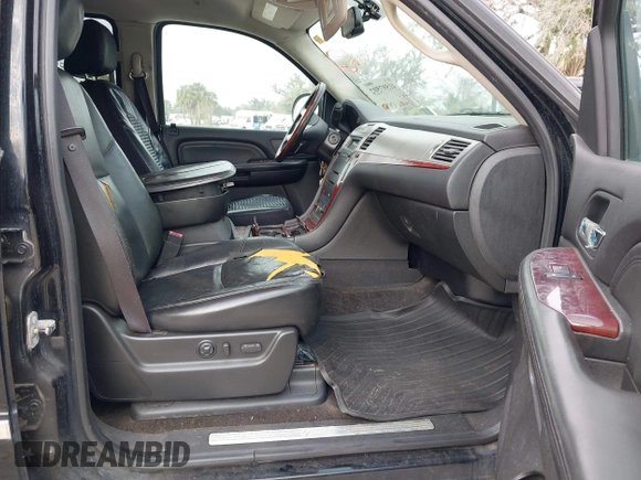 2008 Cadillac Escalade with VIN 1GYEC63888R129574, listed as a IAAI auction lot 41597502 with 274,518 mi miles. Bid and sale history available at carsss.com. Image 5.