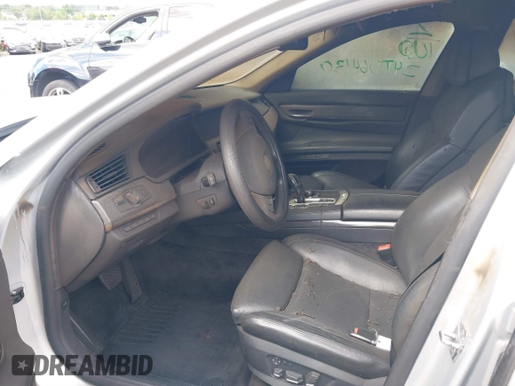 2009 BMW 7 Series 750Li z VIN WBAKB83569CY58462, wystawiony jako IAAI lot #40134644 z przebiegiem Nie podano mil oraz . Historia ofert i sprzedaży dostępna na DreamBid. Obrazek 5.