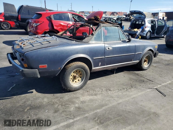 1979 FIAT 124 Spider z VIN 124C520160260, wystawiony jako Copart lot #77263224 z przebiegiem 68 917 mil mil oraz Czysty tytuł • Clean title. Historia ofert i sprzedaży dostępna na DreamBid. Obrazek 3.
