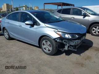 2017 Chevrolet Cruze LS z VIN 1G1BC5SM8H7253432, wystawiony jako IAAI lot #42245414 z przebiegiem 86 960 mil mil oraz . Historia ofert i sprzedaży dostępna na DreamBid. Obrazek 1.