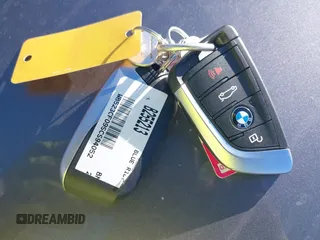 2025 BMW iX xDrive50 z VIN WB523CF09SCS94052, wystawiony jako IAAI lot #41822349 z przebiegiem 1233 mil mil oraz . Historia ofert i sprzedaży dostępna na DreamBid. Obrazek 11.