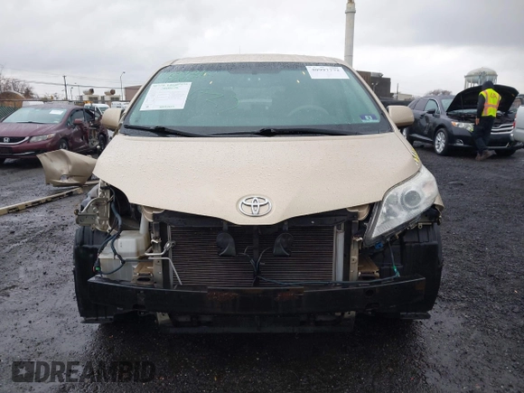 2011 Toyota Sienna LE AAS with VIN 5TDKK3DCXBS096325, listed as a IAAI auction lot 40997772 with 192,742 mi miles. Bid and sale history available at carsss.com. Image 13.