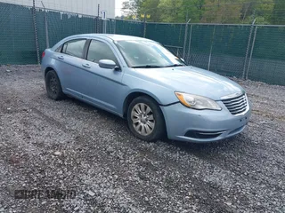 2014 Chrysler 200 LX z VIN 1C3CCBAB5EN207790, wystawiony jako IAAI lot #42218630 z przebiegiem 213 939 mil mil oraz . Historia ofert i sprzedaży dostępna na DreamBid. Obrazek 1.