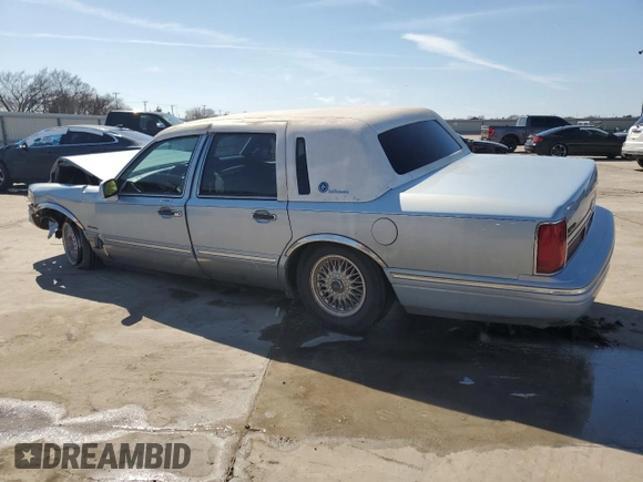 1997 Lincoln Town Car Signature z VIN 1LNLM82W2VY637722, wystawiony jako Copart lot #46865555 z przebiegiem Nie podano mil oraz Szkody całkowita. Historia ofert i sprzedaży dostępna na DreamBid. Obrazek 2.