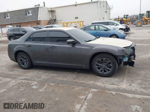 2015 Chrysler 300 Limited z VIN 2C3CCAAG9FH749040, wystawiony jako IAAI lot #41488801 z przebiegiem 101 298 mil mil oraz . Historia ofert i sprzedaży dostępna na DreamBid. Obrazek 14.